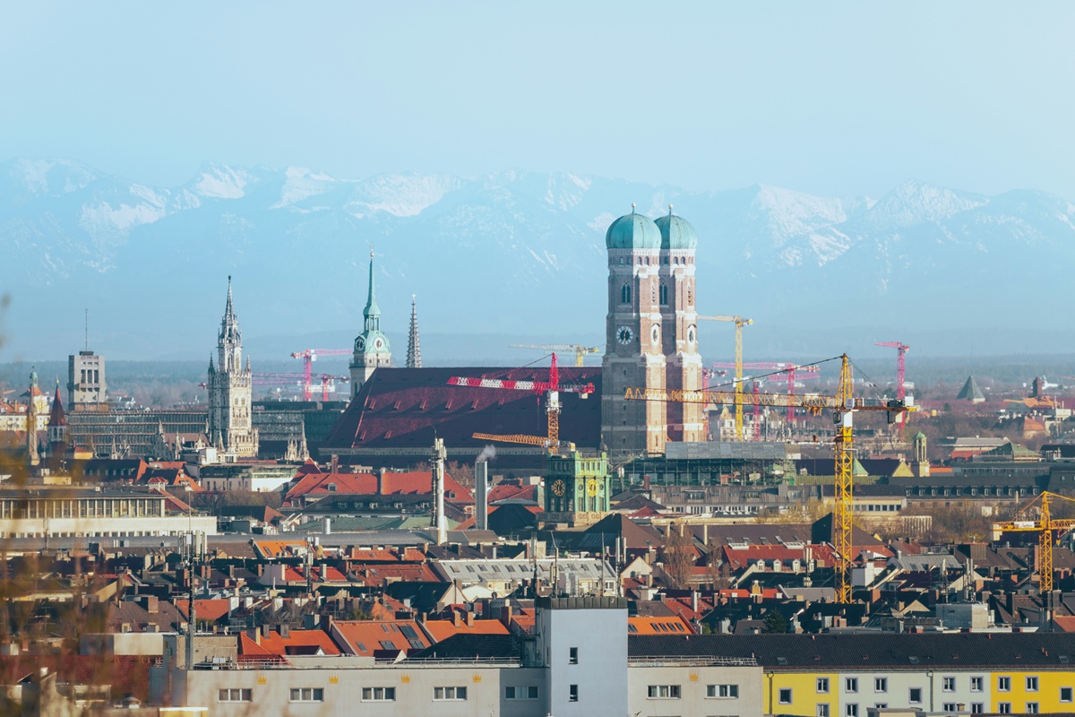 M&uuml;nchner Skyline mit Frauenkirche und Alpenblick